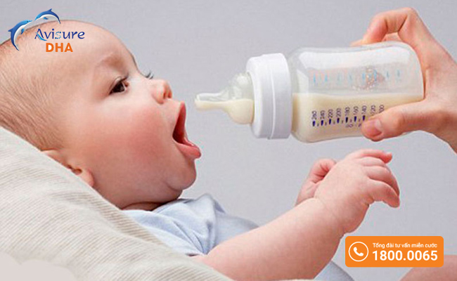 Cho trẻ bú đủ sữa là một trong những biện pháp giúp trẻ giảm ho