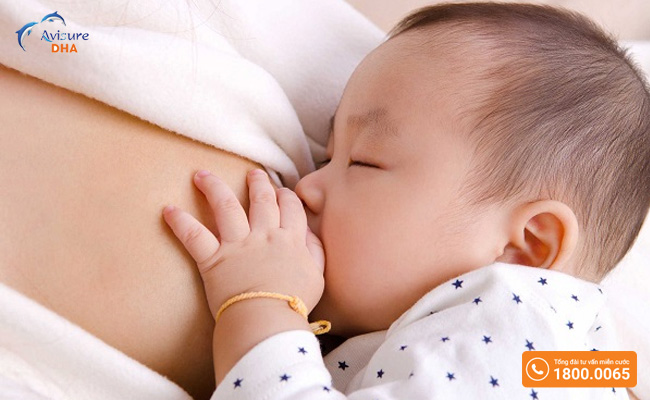 Cho bé bú nhiều sữa để phần dịch nhầy trong đường hô hấp của bé loãng, bé dễ thở hơn