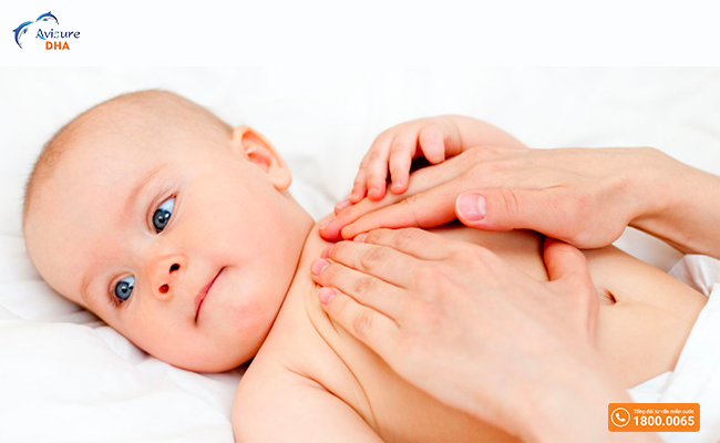 Cách massage cho trẻ sơ sinh bị sôi bụng kiểu mái chèo