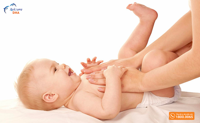 Cách massage cho trẻ sơ sinh bị sôi bụng theo hình tròn