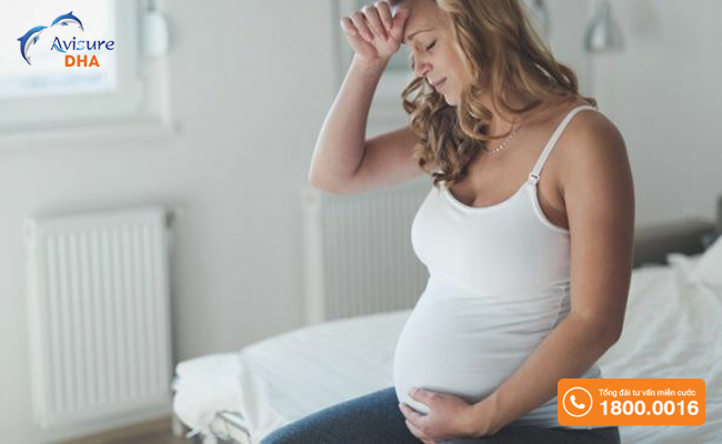 Căng thẳng kéo dài có thể khiến mẹ bị đau lưng khi mang thai
