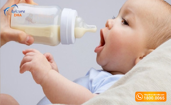 Thay đổi tư thế của bé khi cho bú sữa giúp bé giảm sôi bụng, ọc sữa