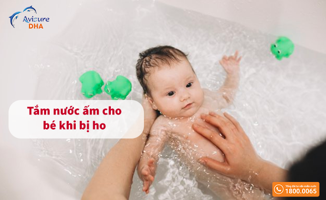Trẻ bị ho nên tắm nước gì?