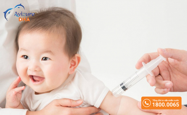 Tiêm vắc xin phòng bệnh hô hấp cho bé