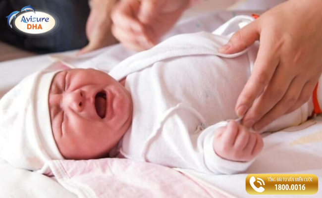 Trẻ sơ sinh bị dị ứng đạm sữa mẹ có thể gây sôi bụng, đi ngoài