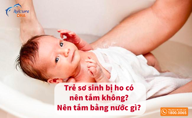 Trẻ sơ sinh bị ho có nên tắm không? Nên tắm bằng nước gì?