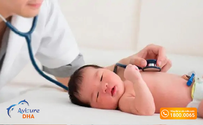 Trẻ sơ sinh bị ho có đờm có thể là biểu hiện của bệnh viêm phế quản