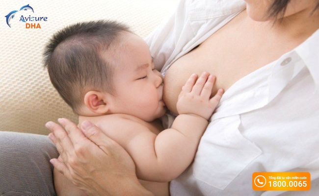 Trẻ sơ sinh thường được cung cấp DHA thông qua sữa mẹ 