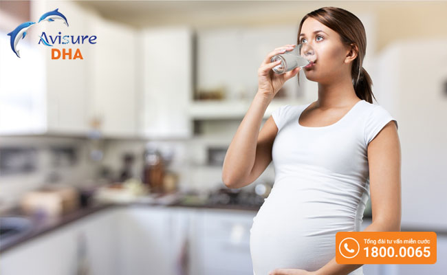 mẹ bầu uống đủ nước giúp cung cấp đủ nước ối khi sinh